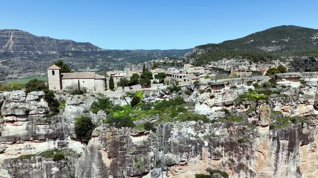Impresionante vista a&eacute;rea captada con dron del pueblo medieval de Siurana, situado sobre un acantilado en la comarca del Priorat, Tarragona. Se aprecian sus casas de piedra, la iglesia y el entorno.