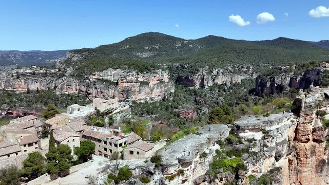 Impresionante vista a&eacute;rea captada con dron del pueblo medieval de Siurana, situado sobre un acantilado en la comarca del Priorat, Tarragona. Se aprecian sus casas de piedra, la iglesia y el entorno.