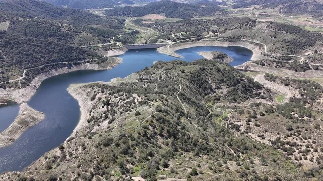lano a&eacute;reo grabado con dron mostrando el embalse de Siurana y el entorno natural del Priorat, en Tarragona, Catalu&ntilde;a. Las monta&ntilde;as y el agua reflejan la luz del sol en un d&iacute;a despejado.