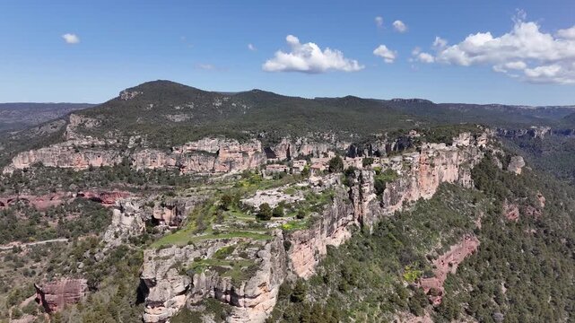 Impresionante vista a&eacute;rea captada con dron del pueblo medieval de Siurana, situado sobre un acantilado en la comarca del Priorat, Tarragona. Se aprecian sus casas de piedra, la iglesia y el entorno.