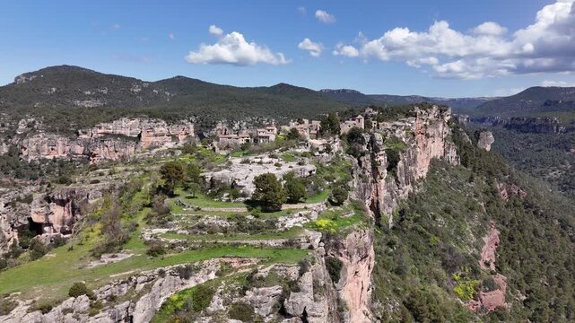 Impresionante vista a&eacute;rea captada con dron del pueblo medieval de Siurana, situado sobre un acantilado en la comarca del Priorat, Tarragona. Se aprecian sus casas de piedra, la iglesia y el entorno.