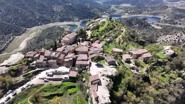 Impresionante vista a&eacute;rea captada con dron del pueblo medieval de Siurana, situado sobre un acantilado en la comarca del Priorat, Tarragona. Se aprecian sus casas de piedra, la iglesia y el entorno.