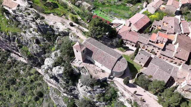 Impresionante vista a&eacute;rea captada con dron del pueblo medieval de Siurana, situado sobre un acantilado en la comarca del Priorat, Tarragona. Se aprecian sus casas de piedra, la iglesia y el entorno.
