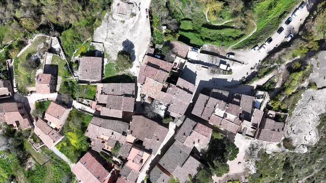 Impresionante vista a&eacute;rea captada con dron del pueblo medieval de Siurana, situado sobre un acantilado en la comarca del Priorat, Tarragona. Se aprecian sus casas de piedra, la iglesia y el entorno.
