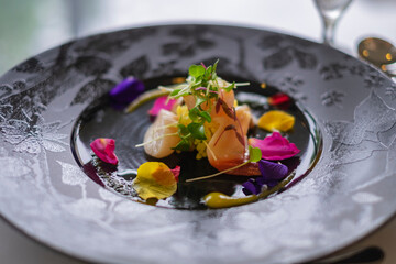 貝とエディブルフラワーのサラダ