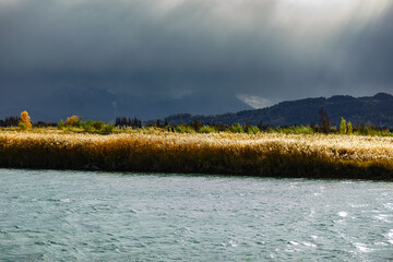 Regenwolken in den Bergen, Vorarlberg im Herbst, der Rhein in &Ouml;sterreich im Herbst