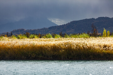 Regenwolken in den Bergen, Vorarlberg im Herbst, der Rhein in &Ouml;sterreich im Herbst