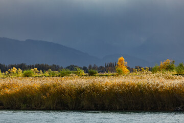 Herbstwetter im Tal vor den Bergen, Regenwetter und Sonnenschein auf einen Blick in den Bergen, 