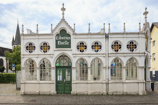 In front of the well house of the Liborius healing spring, a neo-Gothic drinking hall built from 1905 to 1908 and extended in 1910