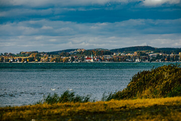 Herbstanderung auf dem Rheinarm mit Blick auf Wasserburg am Bodensee in Deutschland, St&uuml;rmisches Wetter am Bodensee