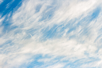 Fototapeta premium Serene blue sky adorned with wispy, flowing white clouds, creating a dynamic, peaceful, and open natural backdrop. Perfect for weather, freedom, or atmospheric themes