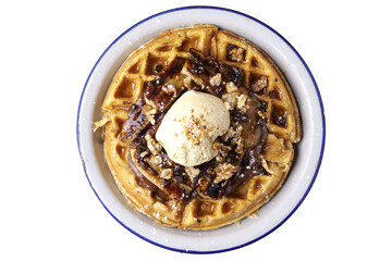 Dessert gaufre chocolat et boule de glace vanille avec sirop d'érable et noix fraîches