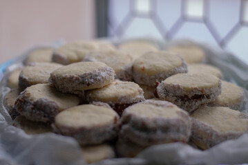 Alfajores de meicena con dulce de leche y coco