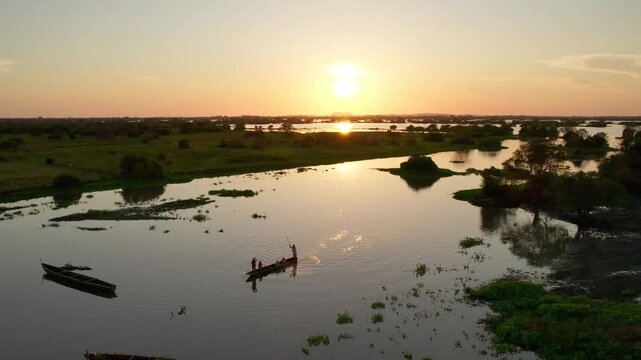 Personas Sobre un Lago en el Atardecer