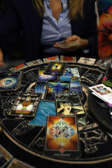 persona echando las cartas del tarot