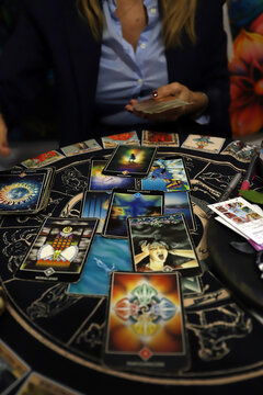 persona echando las cartas del tarot