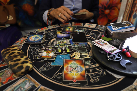 experta en tarot trabajando con las cartas y los arcanos