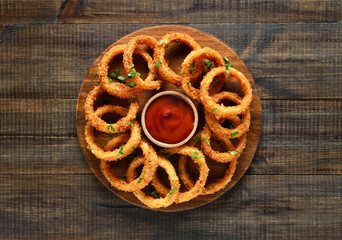 Onion rings with tomato sauce
