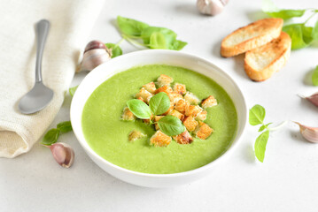 Spinach soup with croutons
