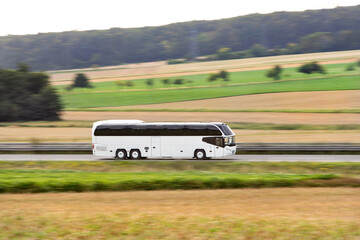 Reisebus auf der Autobahn 1