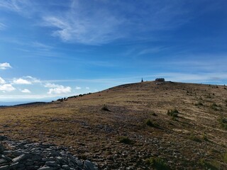 Blick zum Wetterkoglerhaus und der Gedenkkapelle am Hochwechsel 