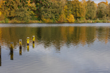 Herbstzeit an einem See im Münsterland