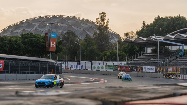 Automovilismo, carrera de autos en el Aut&oacute;dromo Hermanos Rodriguez en Ciudad de M&eacute;xico. Carreras de carros.