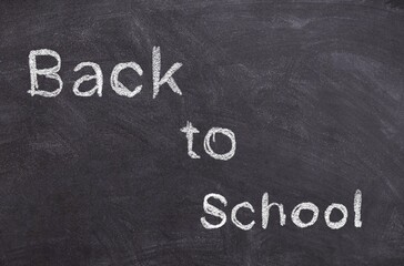 Fototapeta premium Hand-Drawn Chalk Sketch of ‘Back to School’ on Blackboard – Symbol of School Start, Education, and Learning