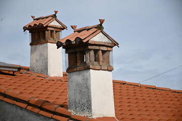 dos chimeneas en el tejado