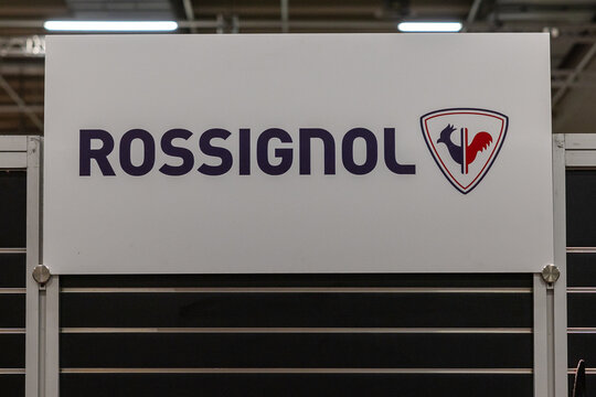 Das Schild zeigt den Rossignol-Schriftzug sowie das bekannte Hahn-Logo. 