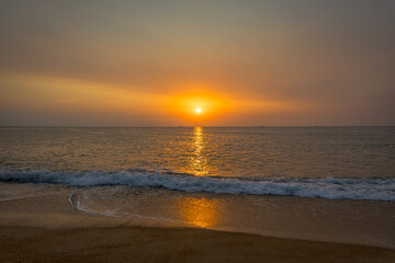 Couché de soleil sur l'océan Atlantique depuis la plage du Métro à Tarnos en France