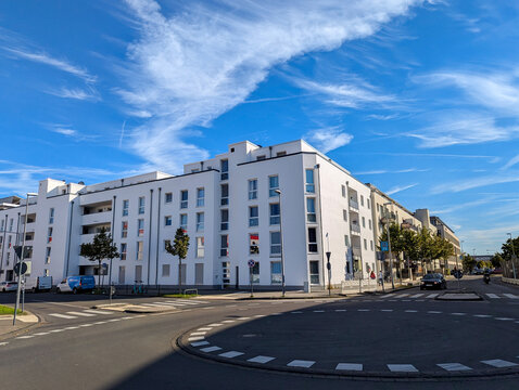 A street in a residential area of Cologne under a clear sky