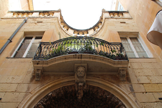 baroque (?) mansion in vittoriosa (or birgu) in malta - Powered by Adobe