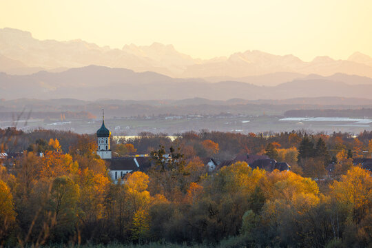 Kirchturm vor Alpenpanorama im Herbst, Kluftern, Deutschland