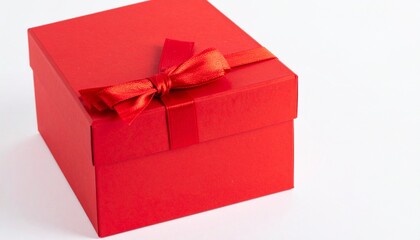 Obraz premium Una caja de regalos cuadrada de color rojo vibrante y saturado, con una textura mate y elegante. La caja está cerrada y envuelta con una cinta de tela del mismo color rojo,