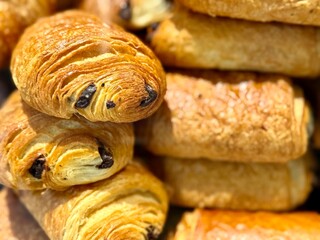 gros plan sur des pains au chocolat français pour le petit dejeuner dans une boulangerie