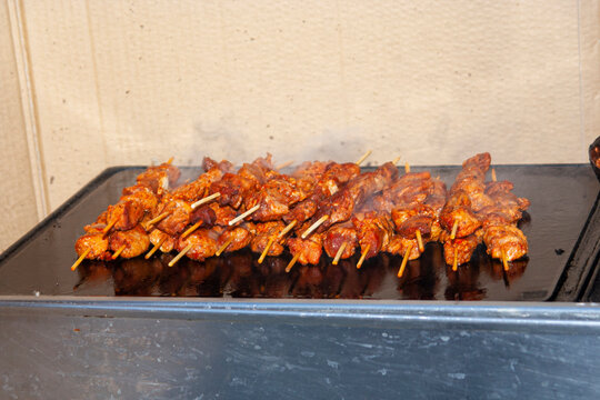 pinchos morunos son brochetas de carne adobada con especias, herederas de la tradici&oacute;n culinaria &aacute;rabe en la pen&iacute;nsula ib&eacute;rica.