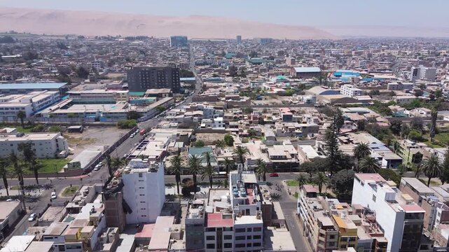 Toma a&eacute;rea de la ciudad de Tacna, Per&uacute; &ndash; vistas panor&aacute;micas del centro urbano, avenidas, plazas y arquitectura iluminadas por un cielo azul y un d&iacute;a soleado