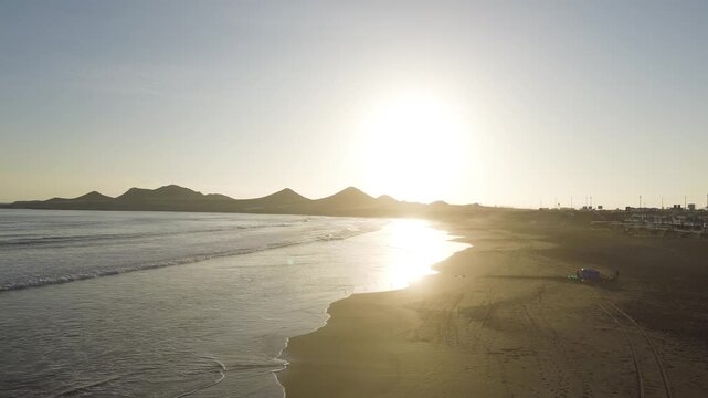 Toma a&eacute;rea al atardecer en una playa del Per&uacute; &ndash; vistas panor&aacute;micas del mar, las olas y la costa iluminadas por la luz dorada del ocaso