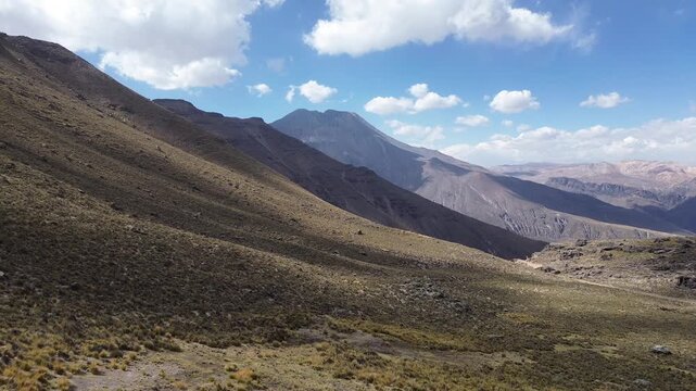 ma a&eacute;rea del volc&aacute;n Ubinas en el sur del Per&uacute;, vista panor&aacute;mica desde drone