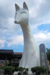Fototapeta premium 湯田温泉駅 白狐の像
