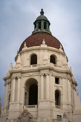 Fototapeta premium Pasadena City Hall dome under cloudy sky