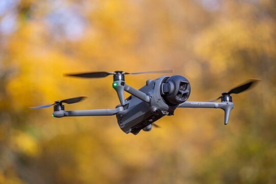 le nouveau drone DJI , mod&egrave;le mavic 4 pro en vol sur un fond  d'automne, nacelle rotative, cam&eacute;ra photo vid&eacute;o Hasselblad. Drone de classification europ&eacute;enne C2 qui n&eacute;cessite un brevet de pilotage. 
