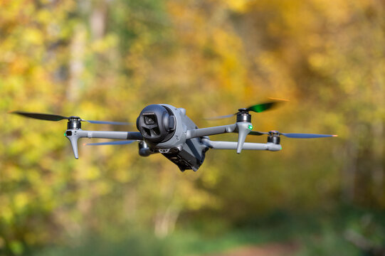 le nouveau drone DJI , mod&egrave;le mavic 4 pro en vol sur un fond  d'automne, nacelle rotative, cam&eacute;ra photo vid&eacute;o Hasselblad. Drone de classification europ&eacute;enne C2 qui n&eacute;cessite un brevet de pilotage. 
