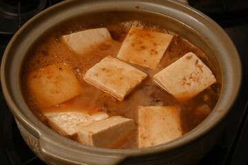 土鍋で煮込んだ豆腐