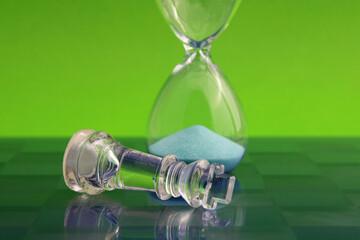 The hourglass marks the final time and the fall of the king, symbolizing strategy, leadership, and clear thinking in business or decision-making