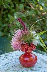 Kleiner Blumenstrauss mit Dahlien