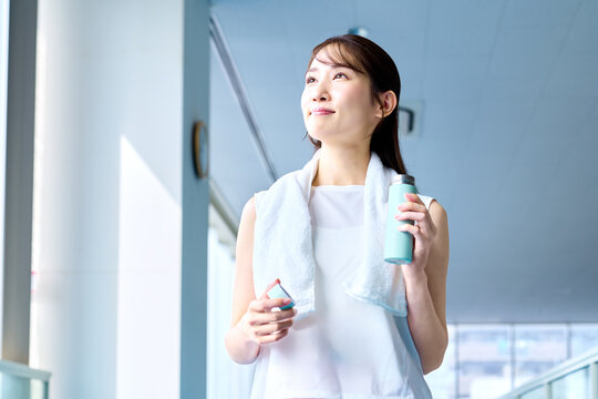 スポーツジムで水分補給する女性　撮影協力：スポーツクラブ&サウナスパ ルネサンス 幕張24