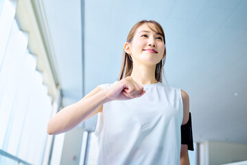 トレーニングにやる気を出す女性