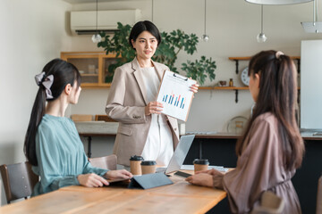 Obraz premium Businesswoman holding a marketing meeting (office casual, meeting) 